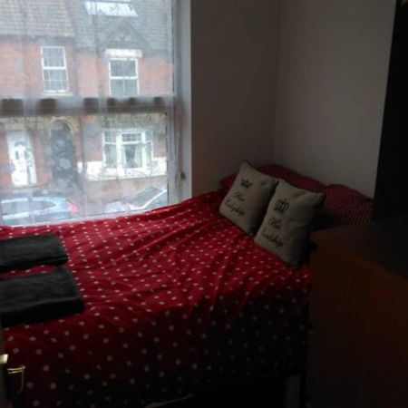 4 Bedroom House For Corporate Stays In Кетъринг Екстериор снимка