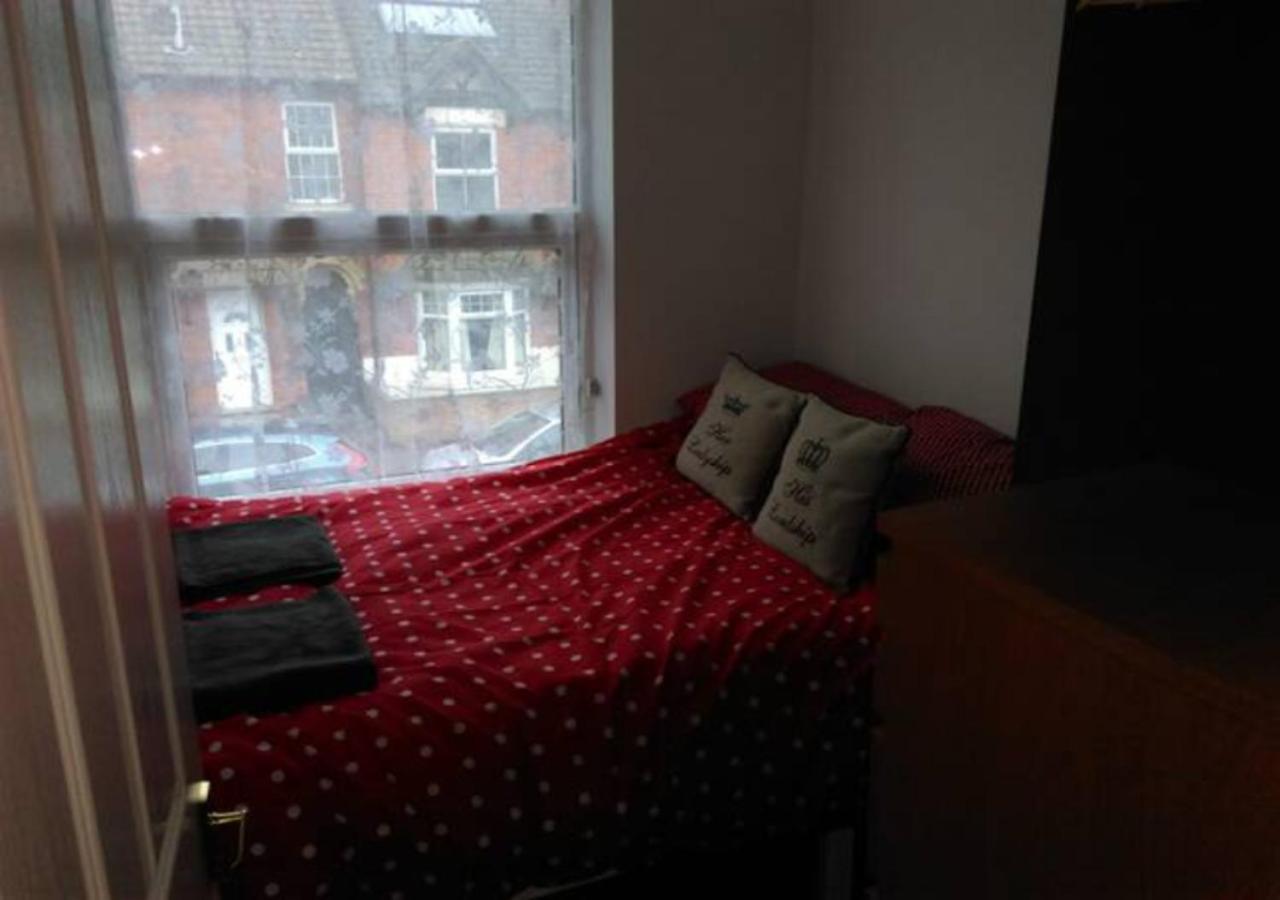 4 Bedroom House For Corporate Stays In Кетъринг Екстериор снимка