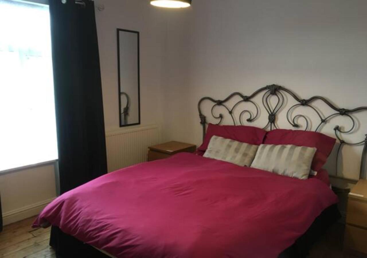 4 Bedroom House For Corporate Stays In Кетъринг Екстериор снимка