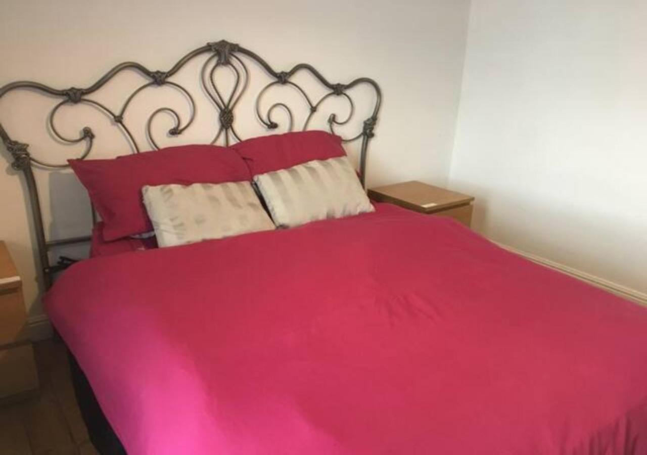 4 Bedroom House For Corporate Stays In Кетъринг Екстериор снимка
