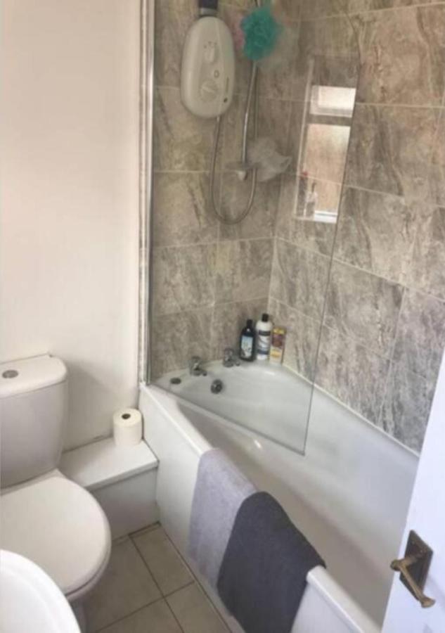 4 Bedroom House For Corporate Stays In Кетъринг Екстериор снимка
