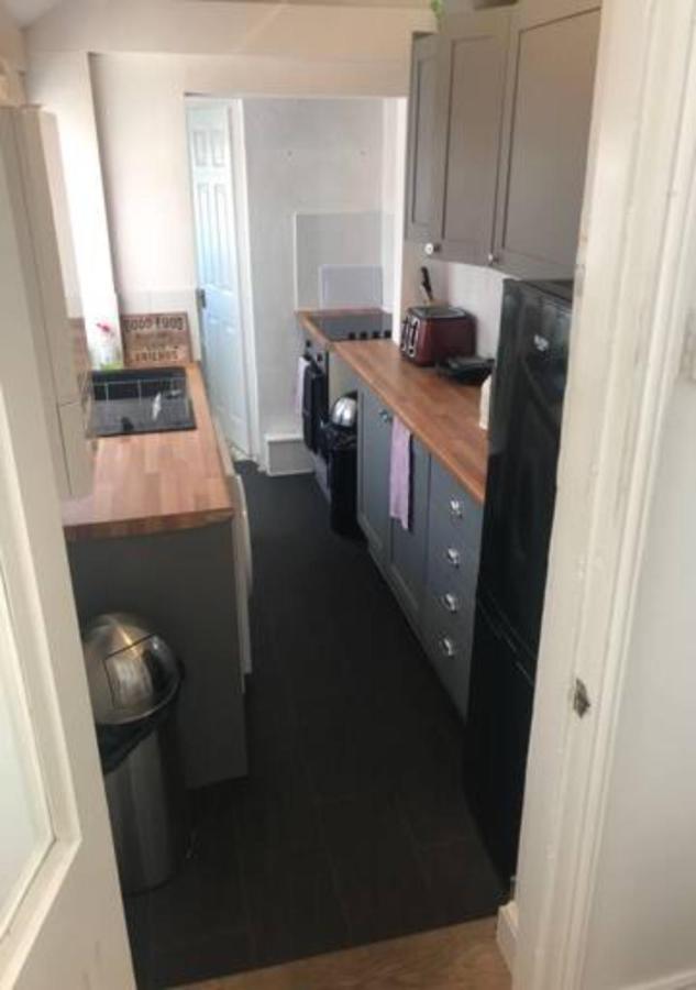 4 Bedroom House For Corporate Stays In Кетъринг Екстериор снимка